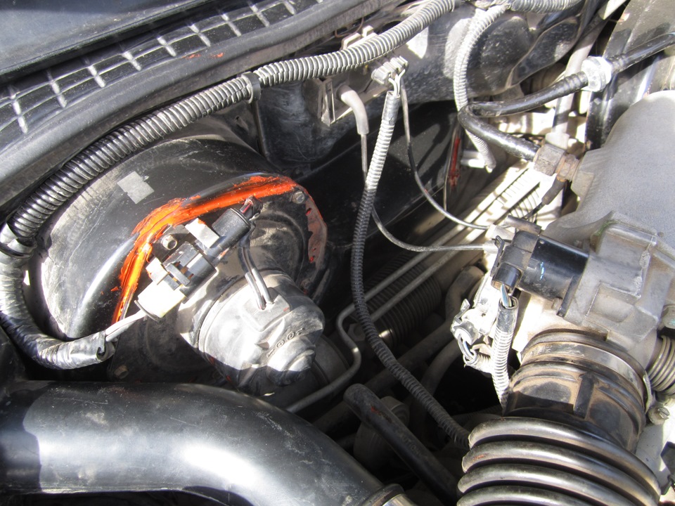 Подсос воздуха вакуумных шланга. Подсос воздуха на холодную. Подсос воздуха ваз 2110. Подсос воздуха на холодную. Вакуумное управление дроссельной заслонки бмв н57н2.