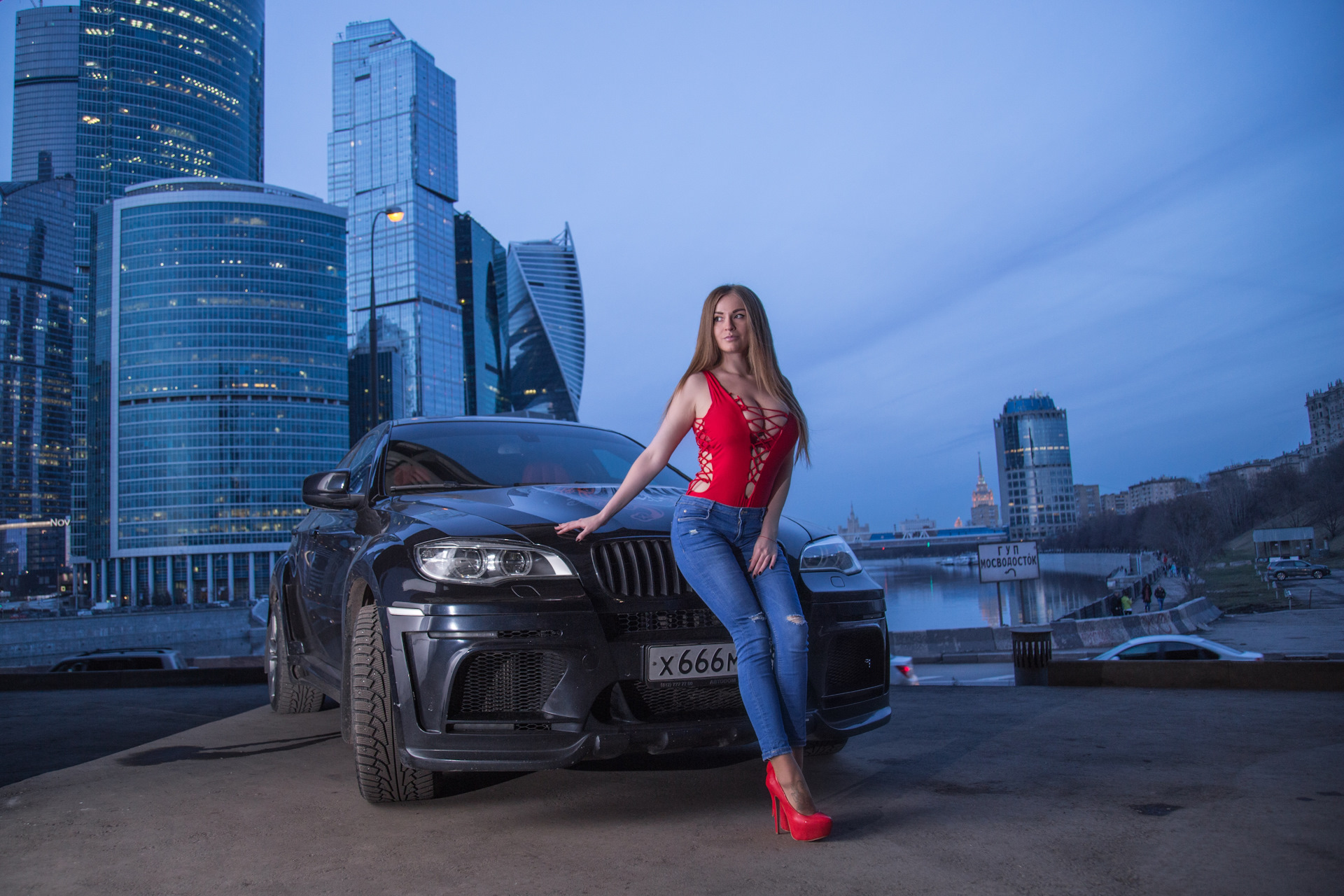 Соня Темникова с машиной BMW x6