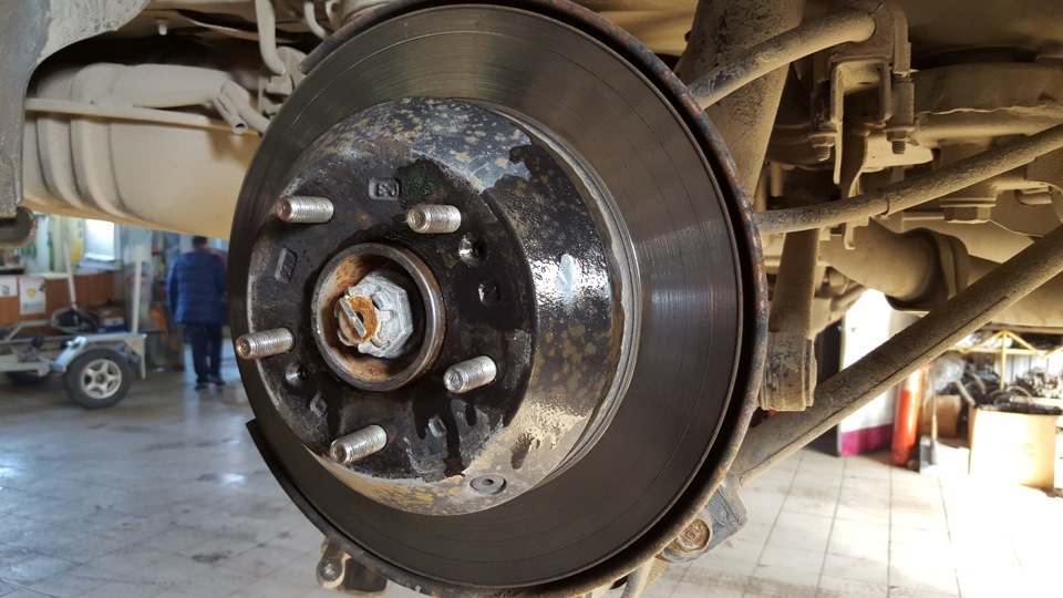 Меньше года назад красил хорошей краской а уже ржа появилась — KIA Sorento (2G)