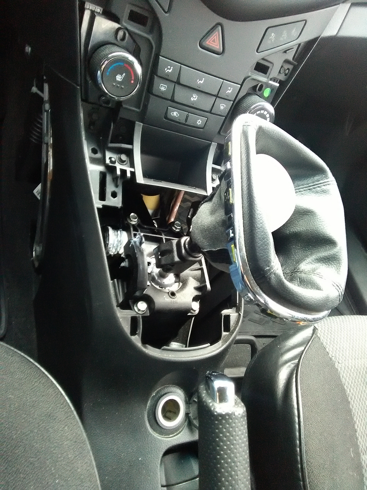 Тоннель пола шевроле ланос. Панель шевроле вива. Разъем магнитолы шевроле лачетти. Шевроле лачетти снятие облицовки туннеля пола. Подлокотник шевроле круз оригинал.