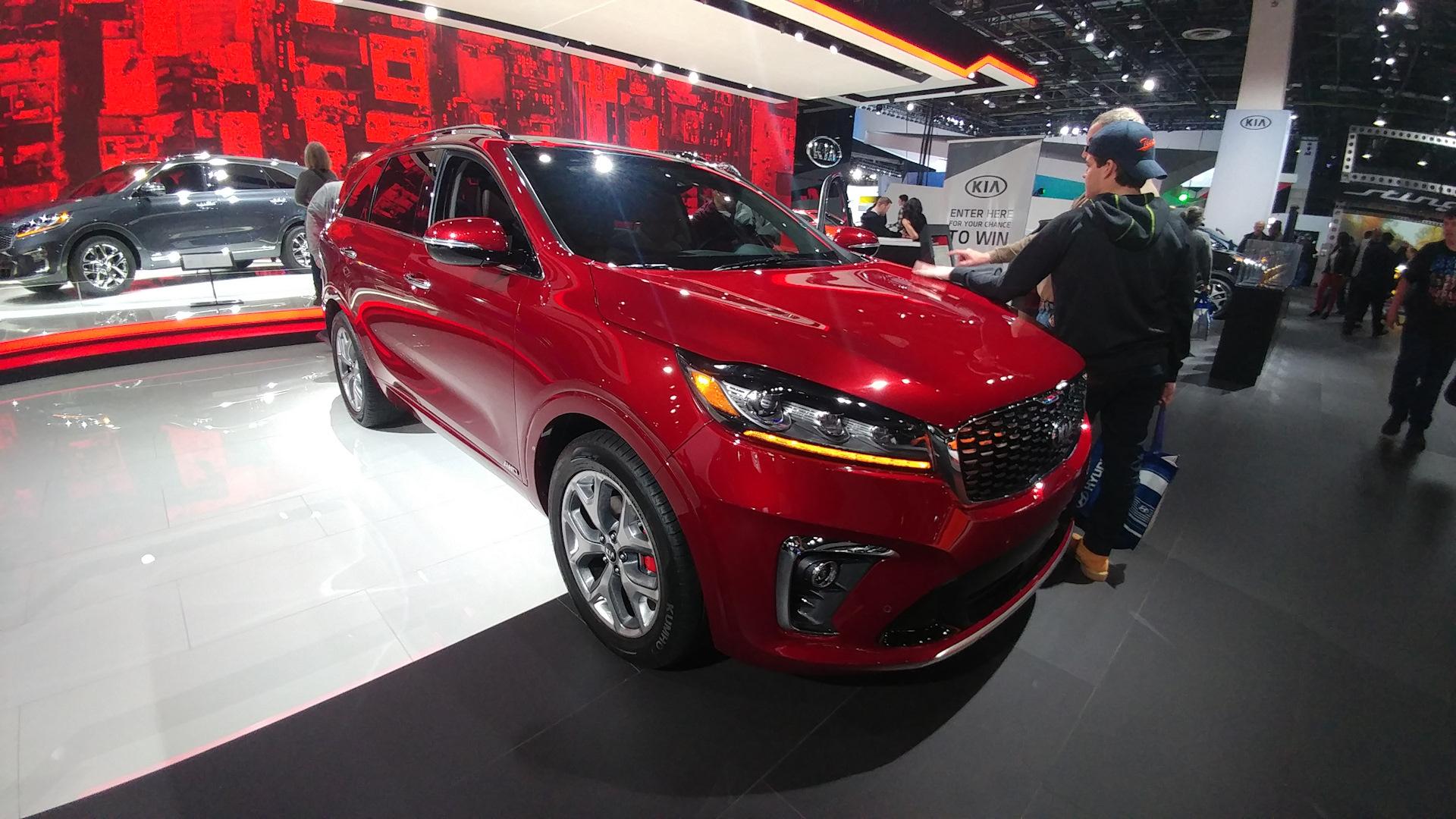 Обновление 2019. Kia выставка. Автосалон Киа в России новый Соренто. Картинки пожалуйста новый Kia обновленный. Краснодар автосалон Киа цены на Соренто.