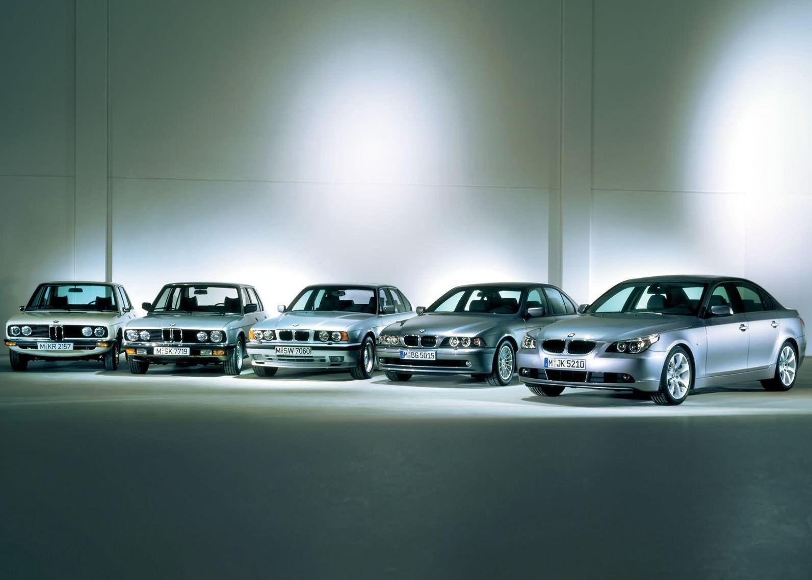 Бмв 5 поколения. BMW 5 Series Evolution. Эволюция BMW 5. Кузова и поколения БМВ 5. BMW m5 Evolution.