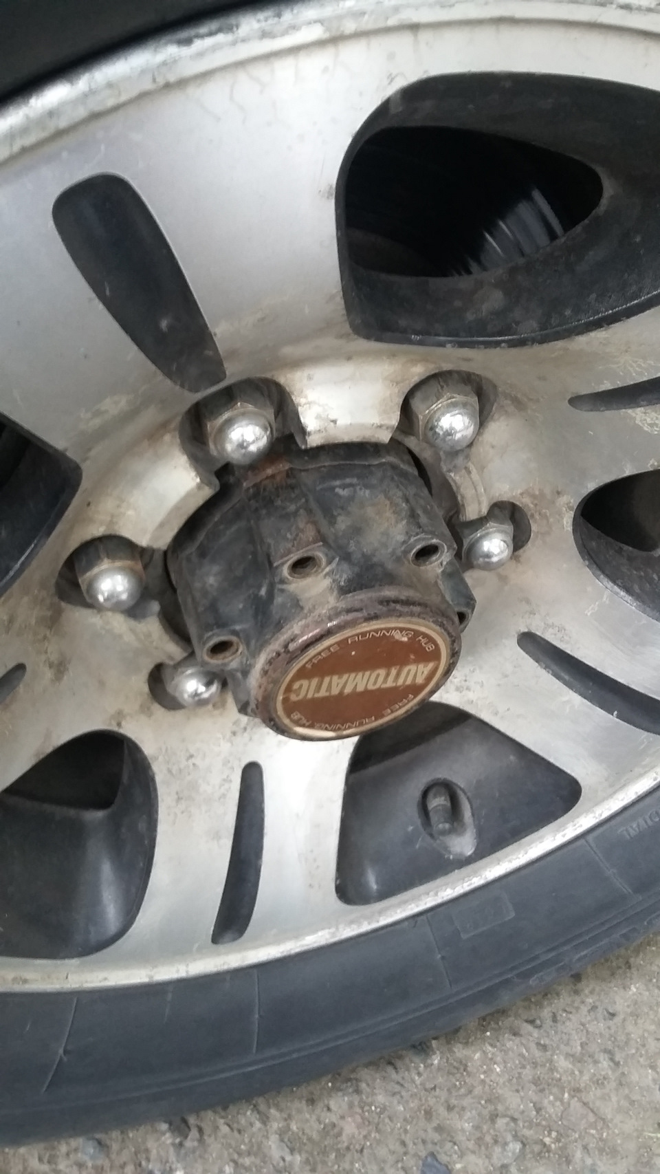 Регулировка ступичных подшипников — Nissan Mistral, 2,7 л, 1995 года ...