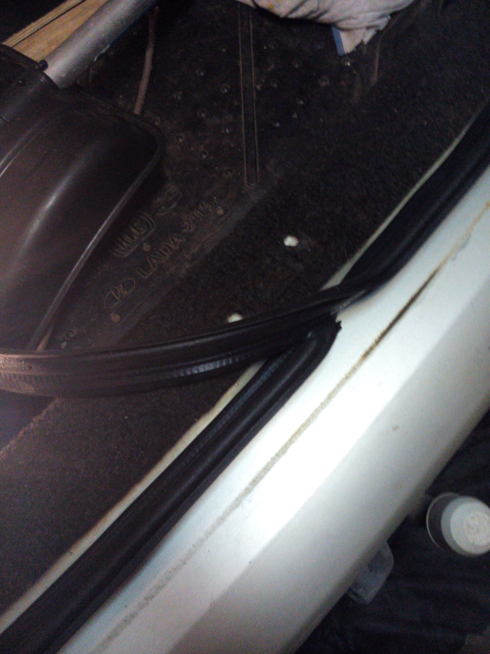 Уплотнитель багажника — Lada 2115, 1,5 л, 2006 года | расходники | DRIVE2