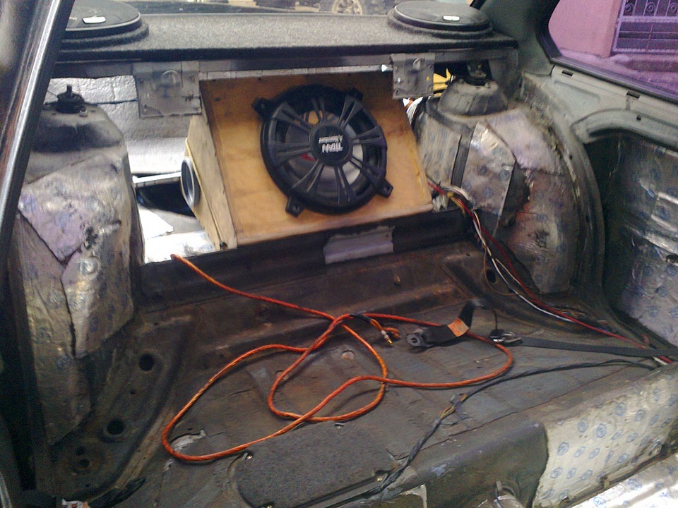 Сабвуфер и акустические элементы благополучно заняли место в гараже :) — BMW 3 series (E21)