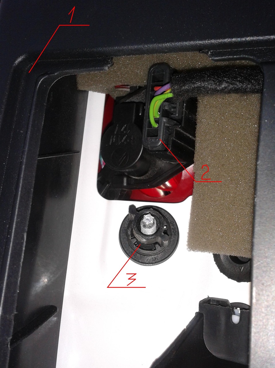 Замена лампы задних габаритных огней — Citroen C5 (2G), 1,8 л, 2009 ...