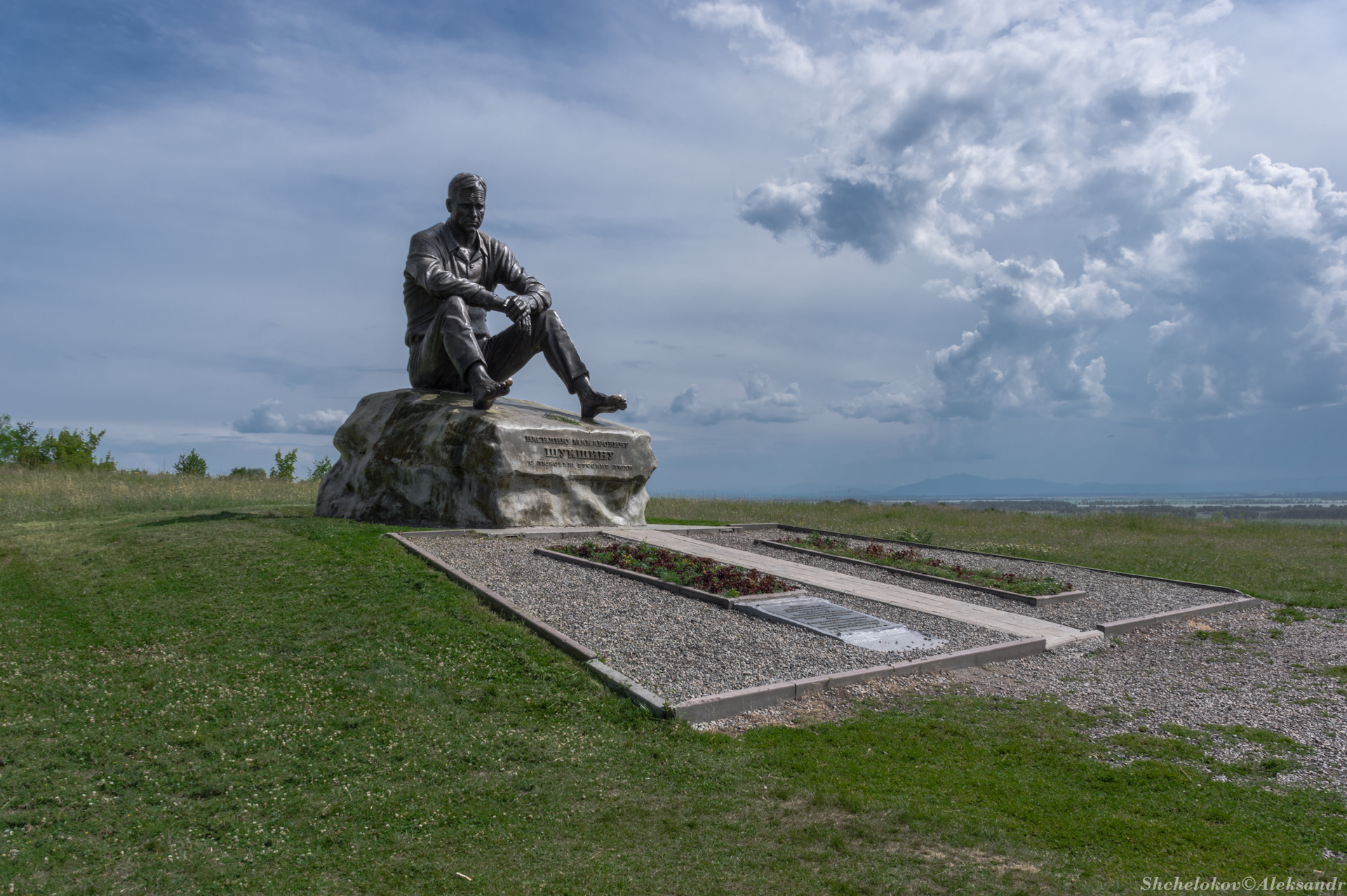 Край ч. Памятники Алтайского края. Памятник Василию Шукшину. Памятник Шукшину в Алтайском крае.