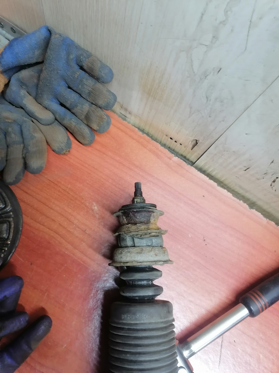 Замена задней опоры амортизатора — Nissan Almera Classic (B10), 1,6 л ...