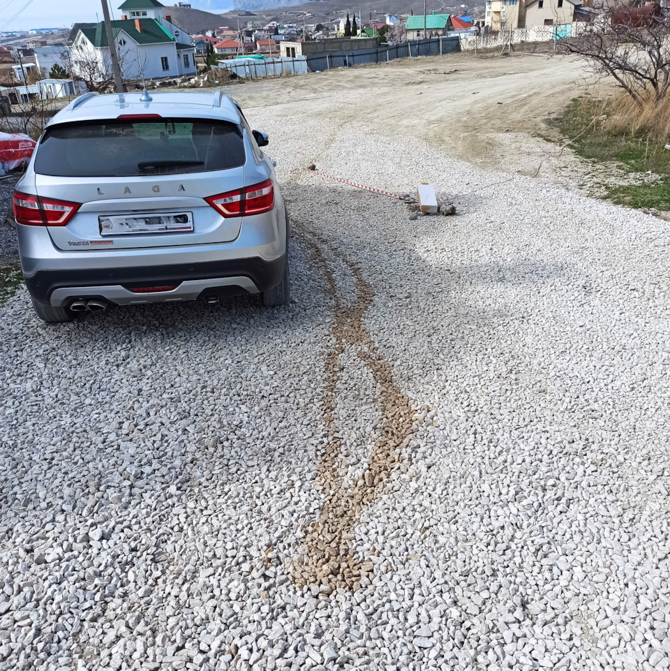 Видны следы вытекавшего масла на щебенке. — Lada Vesta SW Cross (1G)