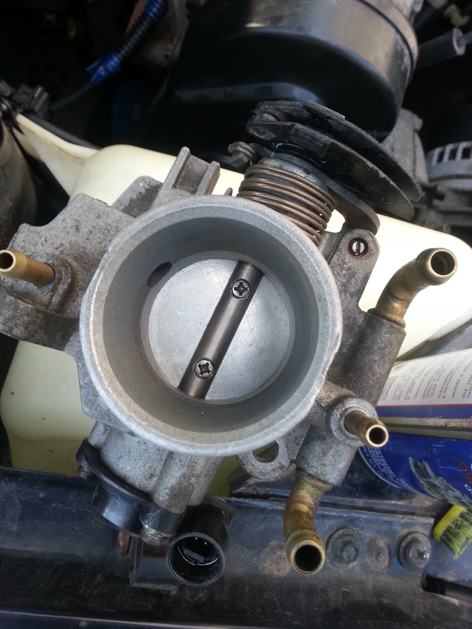 промывка дросселя — Lada Калина седан, 1,6 л, 2008 года | своими руками ...