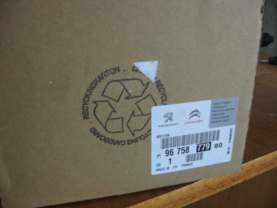 Довольно большая коробка, поместилось бы 4 блока))) — Citroen C5 (2G). Запчасти на фото: 9675877980