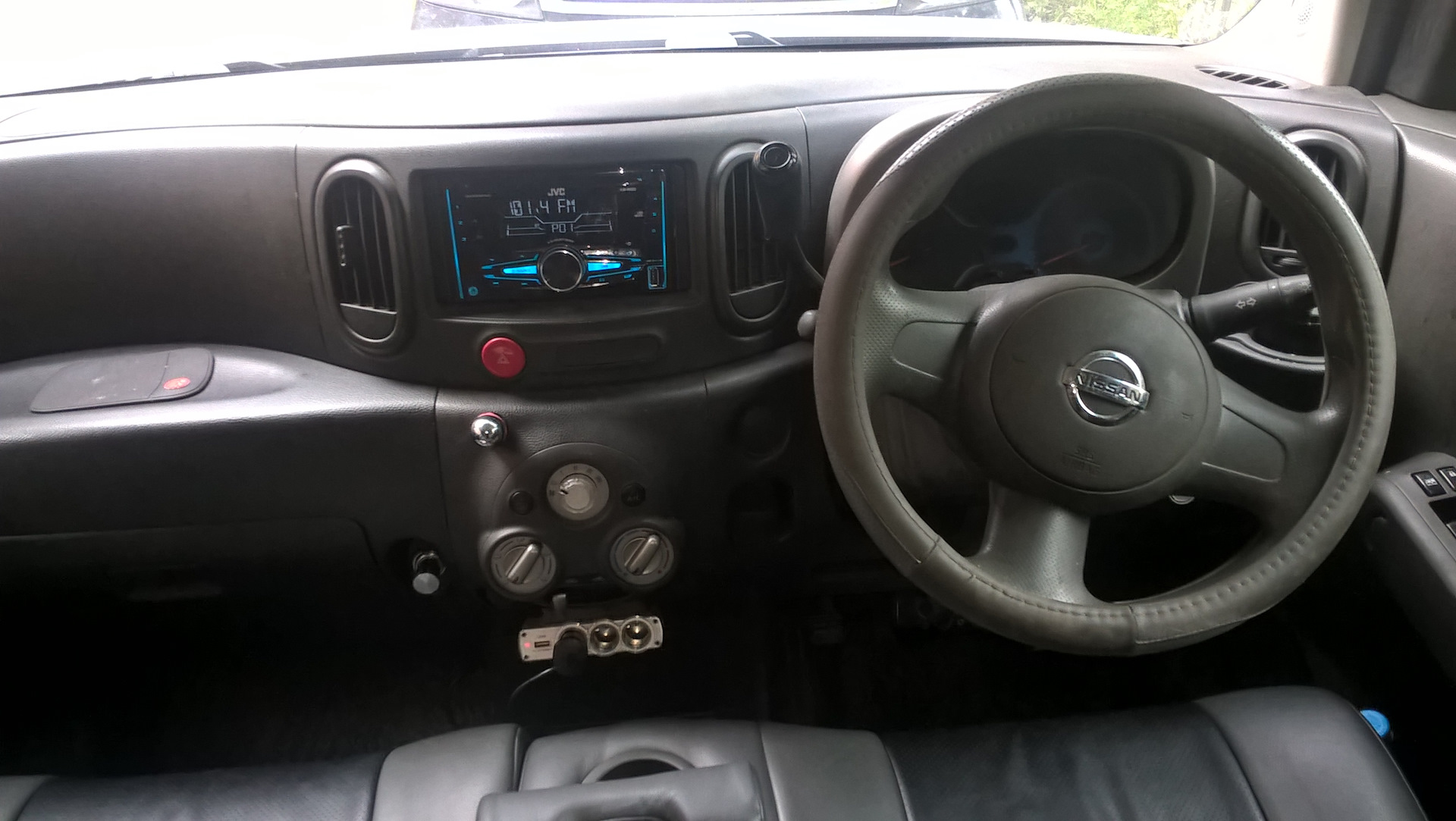 Управление ниссан куб. Nissan Cube 2009 салон. Ниссан куб 2007 салон. Панель управления Nissan Cube 99 года. Пульт Nissan Cube.