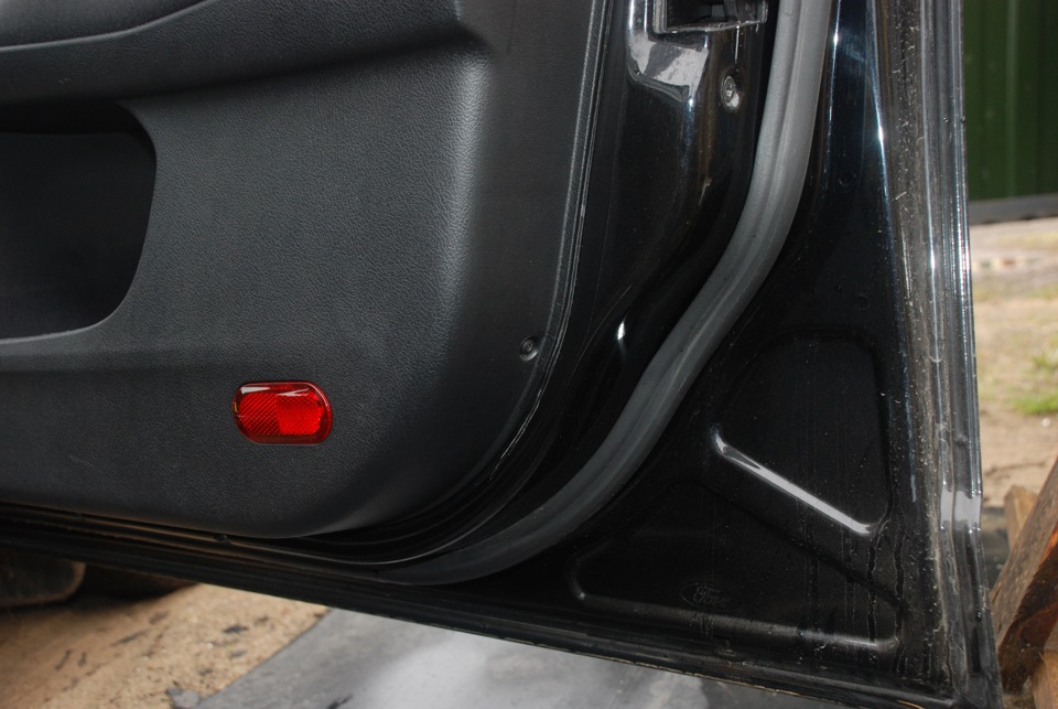Как установить держатели стекла на новую обшивку двери Ford Mondeo 4