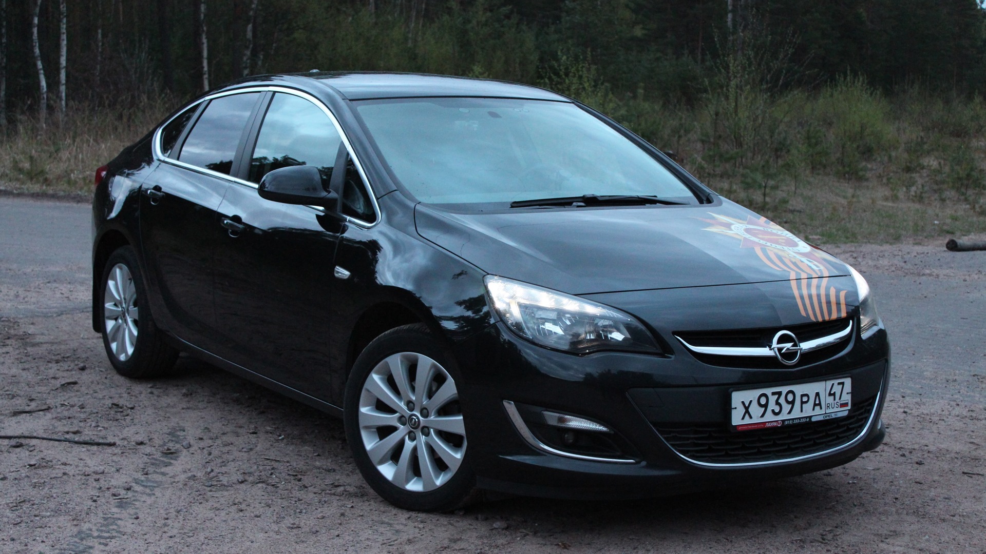 Opel Astra 2012 седан