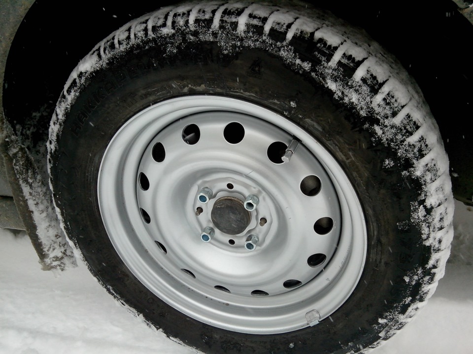 Зима на штампах — Lada Приора седан, 1,6 л, 2012 года | колёсные диски ...