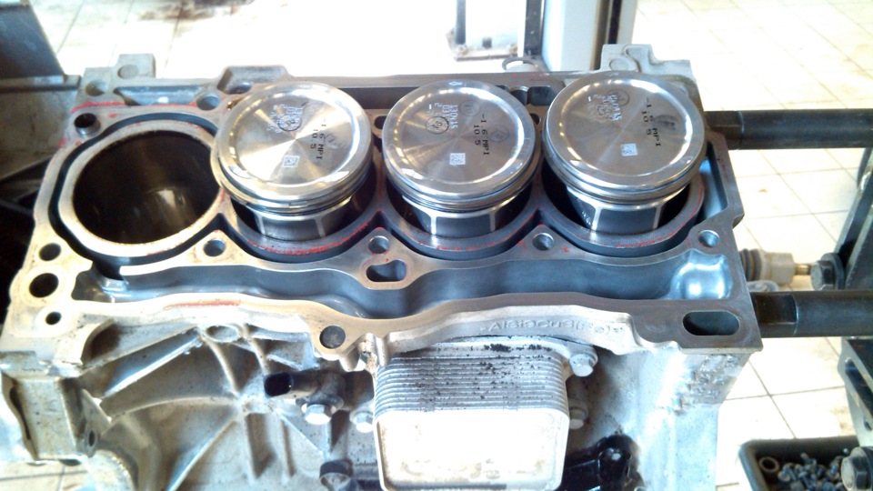 Процесс установки поршней подходит к концу — Skoda Rapid (1G)