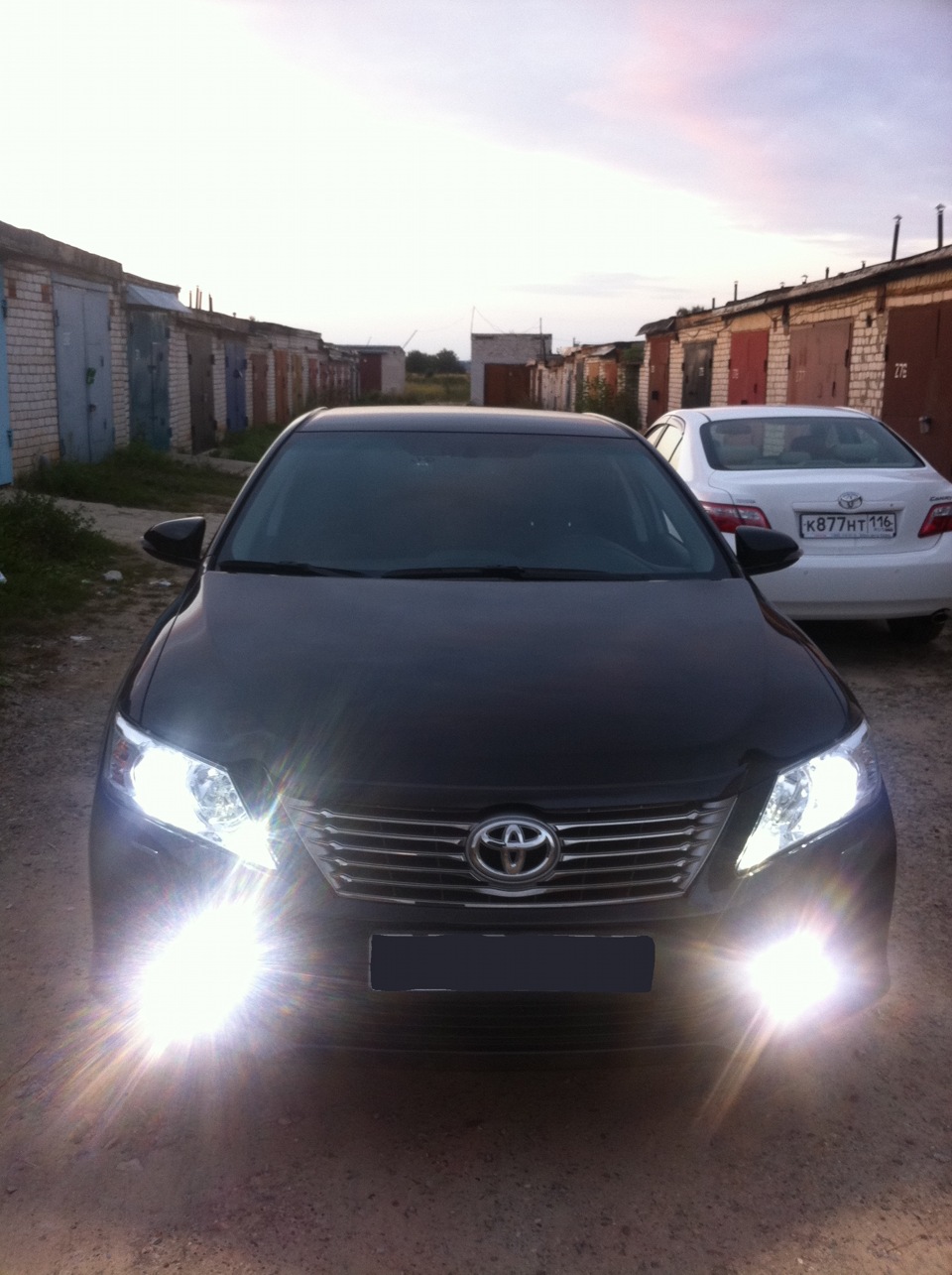 Ксенон camry. Камри 50 2.5 на ксеноне. Ксенон на Камри 50. Тойота Камри 50 чёрная ксенон. Чёрная Камри 55 ксенон.