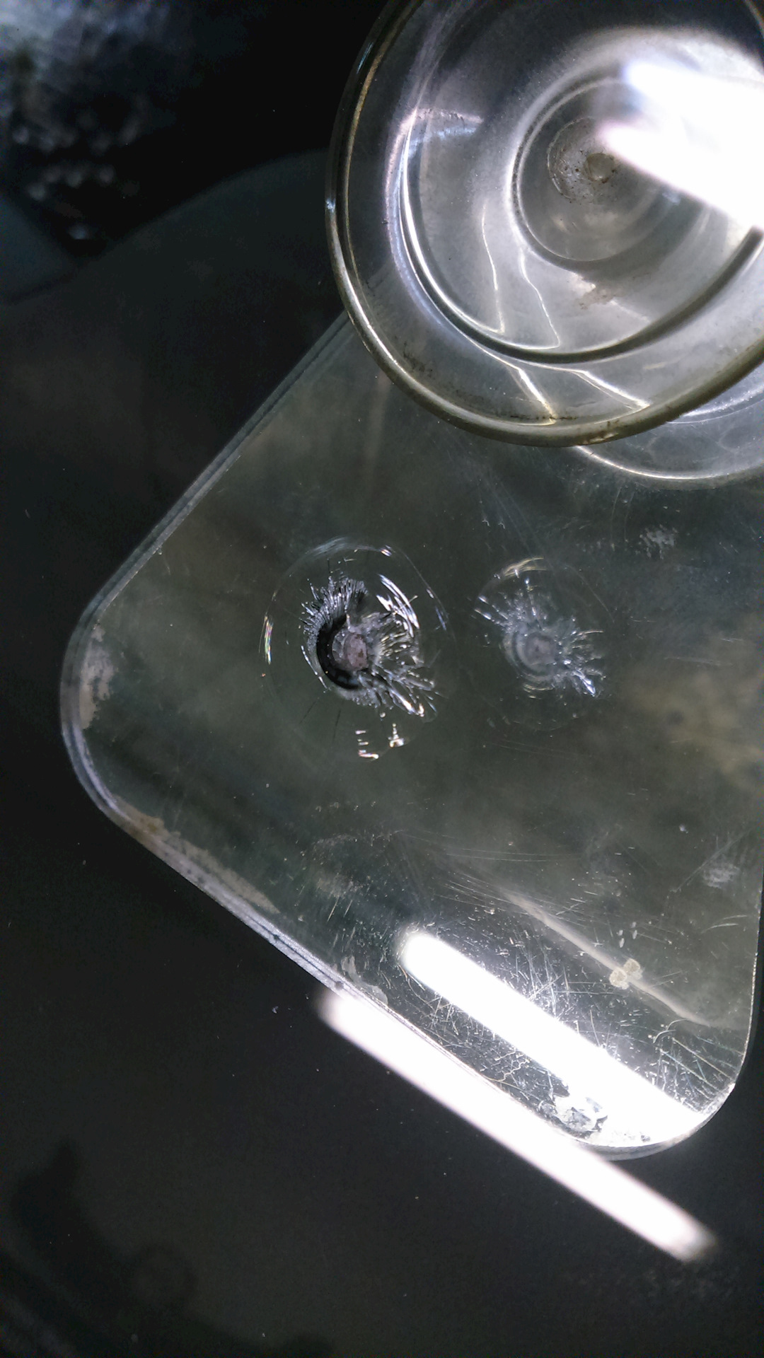 сколотое стекло. реставрация сколов хрусталя. хрустальная ваза прямоугольная. горный хрусталь кристалл. скол хрусталя.