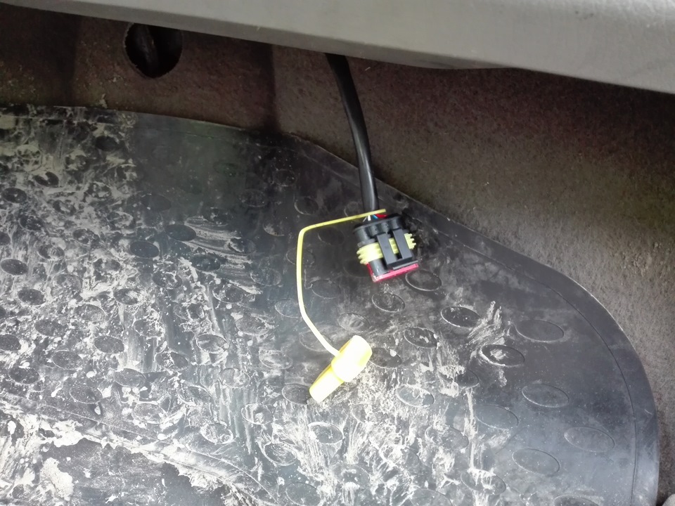 провод диагностики, мозги там же под полочкой — Lada Калина Хэтчбек (1G)