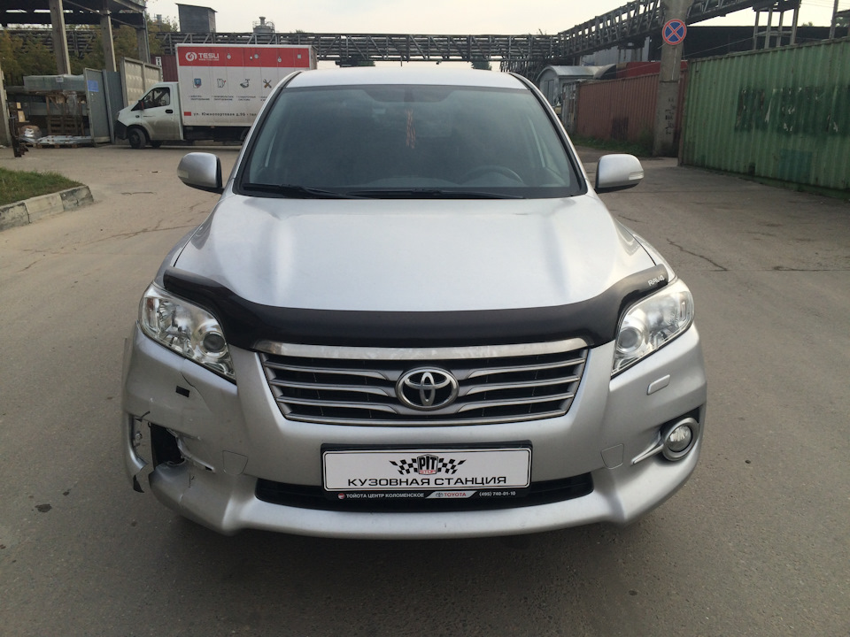 Toyota Rav4 — выезжая из двора, получил удар в бочину и остался