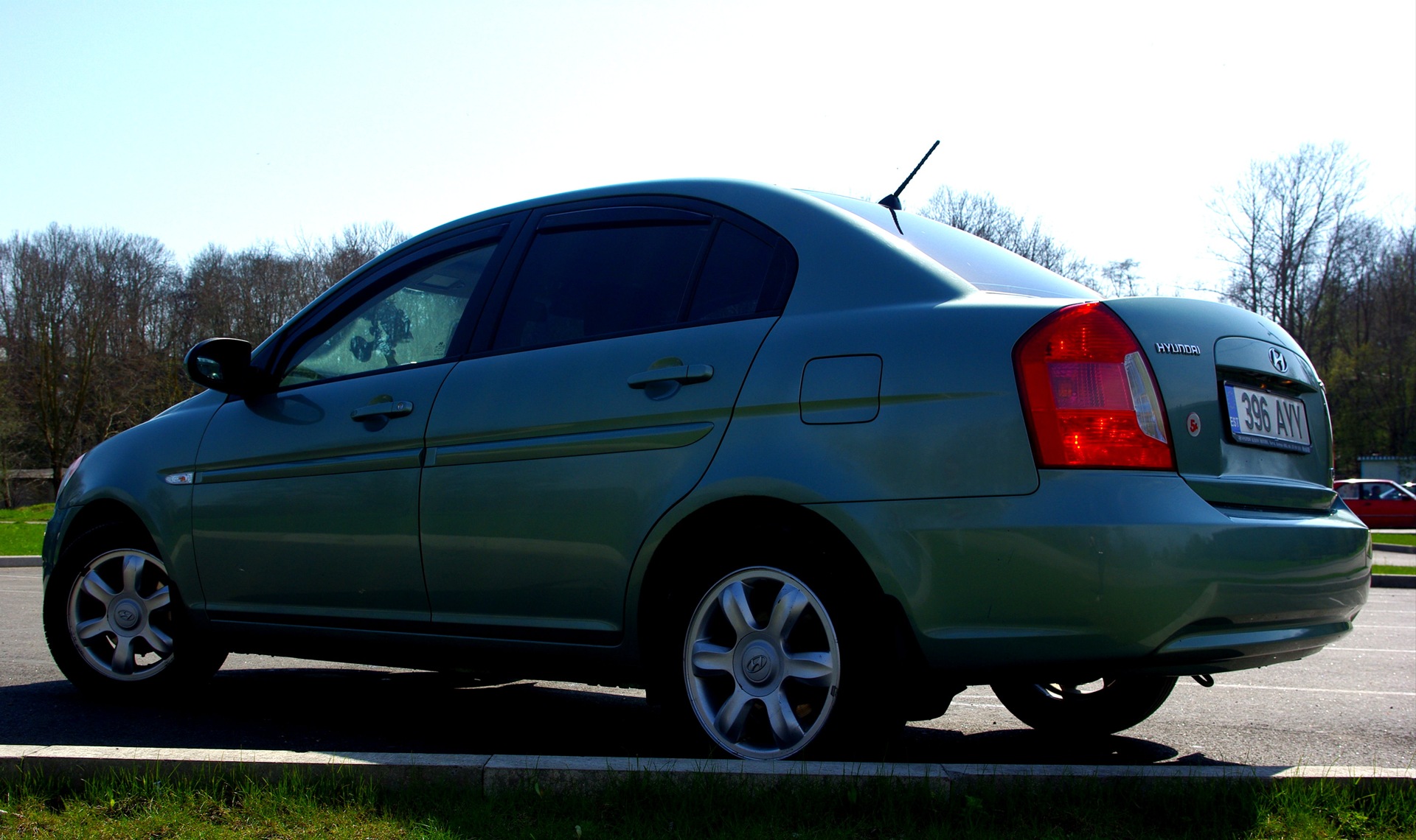 Верна 100. Hyundai Verna темно зеленый. Hyundai Verna 2008 на 16 дисках. Хендай верна 2008 антикрыло. Диски на Hyundai Verna 1.6.