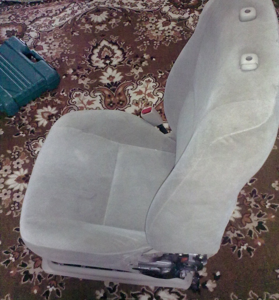 детали на спинке сидения офисного кресла. механизм газлифта кресла офисного.