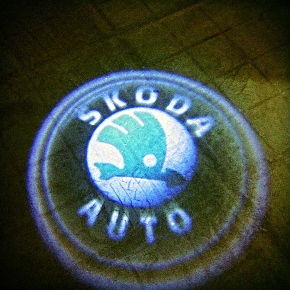Подсветка дверей логотипом Шкода — Skoda Rapid (1G), 2014 года | тюнинг ...