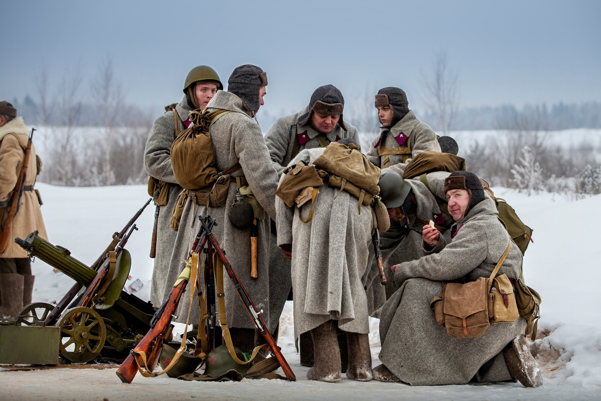 Военно исторические новинки. Советские солдаты РККА реконструкция боя. Реконструкция боя битва под Москвой. Битва за Москву контрнаступление красной армии. Битва за Москву реконструкция.