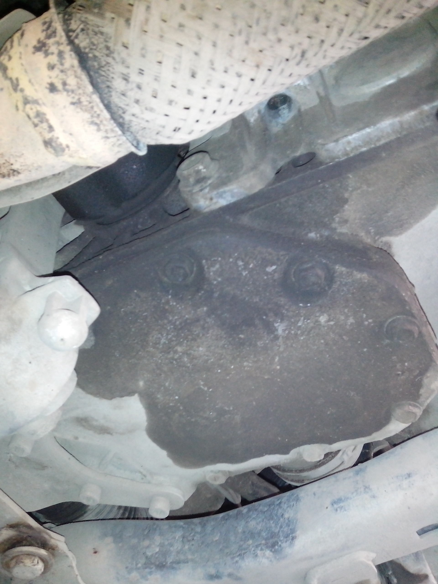 Авенсис 3 потек сальник привода. Подтекает сальник привода. 2 потекла пробка в моторе. Подтекает сальник привода. Сальник привода гранта акпп.