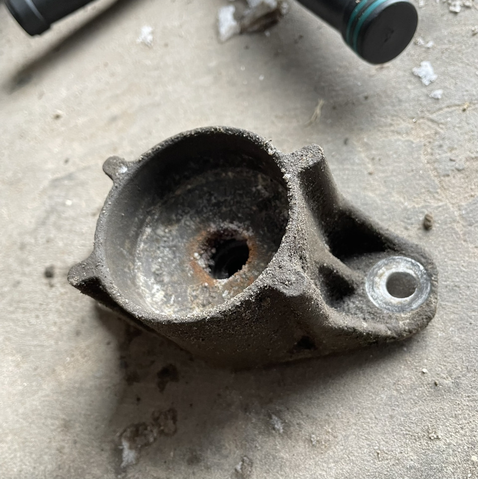 №134 — Поломка, замена опор задних амортизаторов на STELLOX — 12