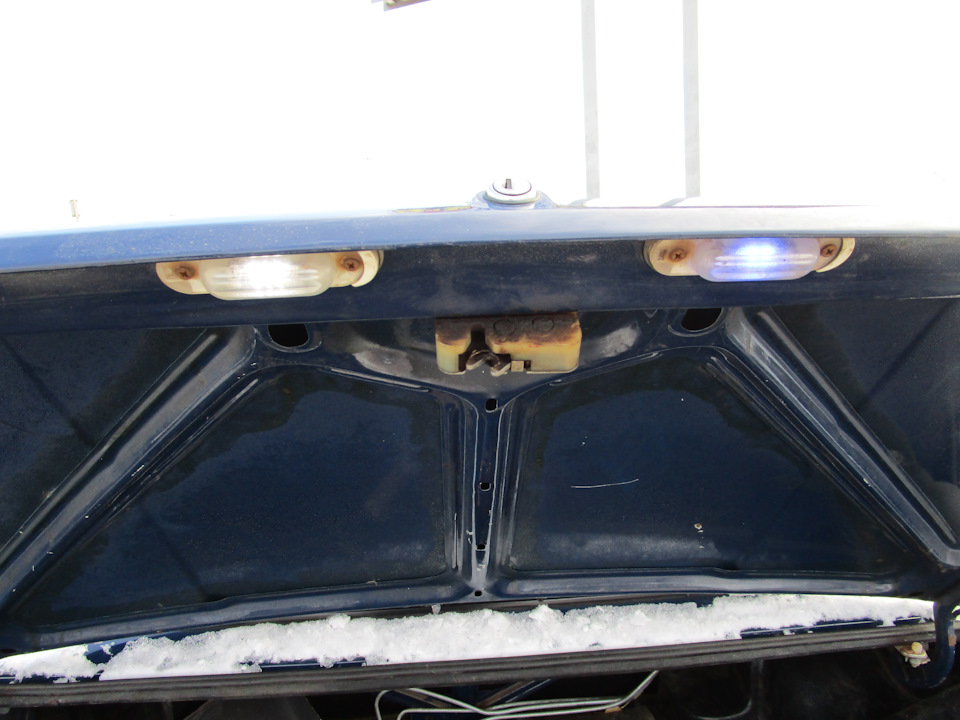 Замена лампочек освещения номерного знака — Lada 210740, 1,6 л, 2008 ...