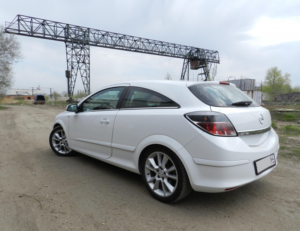 Opel Astra h GTC белая