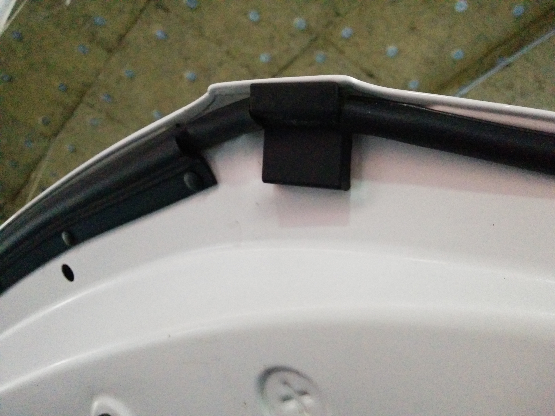 Уплотняем двери хендай ай 40. Резиновый уплотнитель капота хендэ крета 2019 парт номер. Хендай крета уплотнитель между двумя дверьми. Уплотнительная резинка на дверь хендай крета. Уплотнитель на низ двери автомобиля.