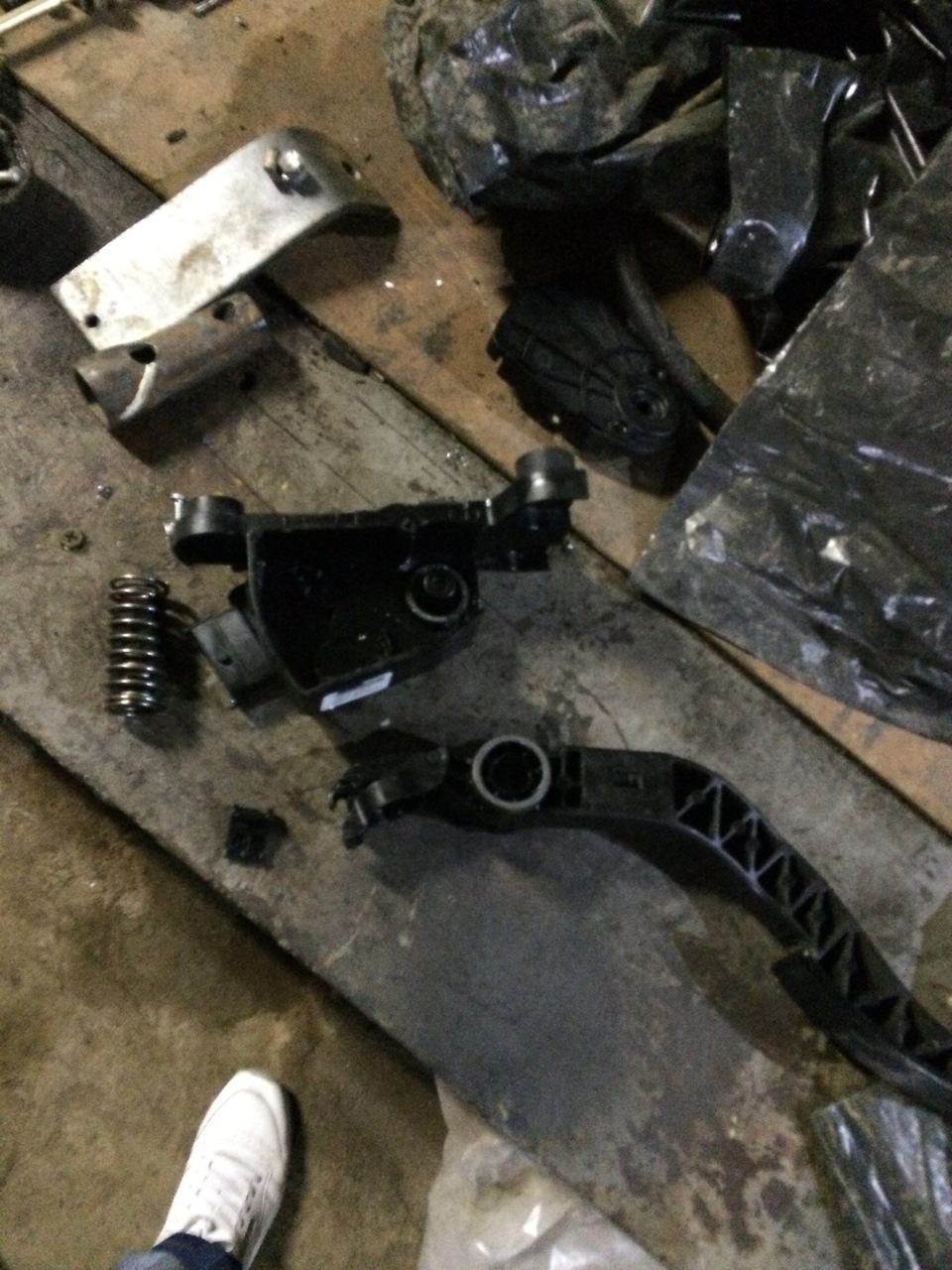 Скрип педали газа, устраняем… — KIA Rio (3G), 1,4 л, 2014 года | своими ...