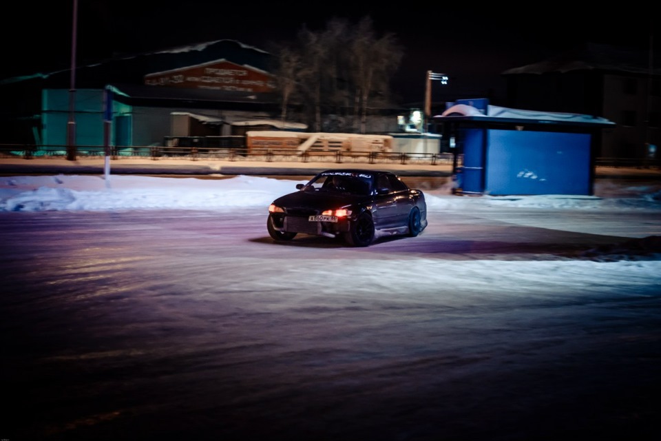 толпа пацанов ночью зимой. токио 90 дрифт. тольятти сходка. ваз 2115 зима. толпа машин ночью зимой.