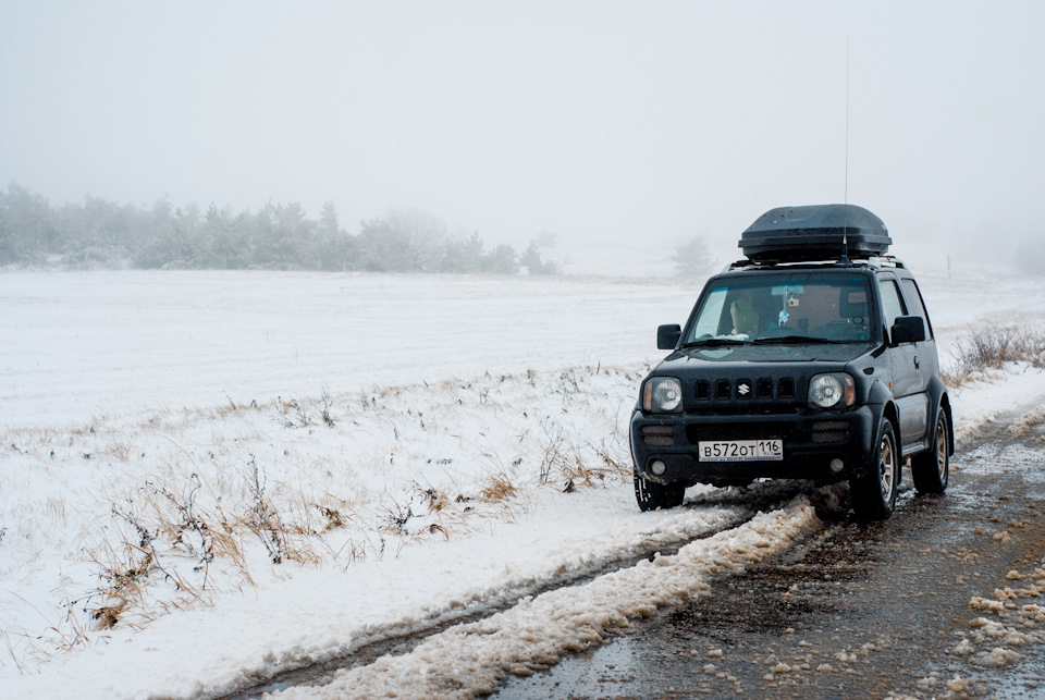 А на Ай Петри в это время наступила зима. За день до того, как завалило снегом и Казань — Suzuki Jimny (1G)