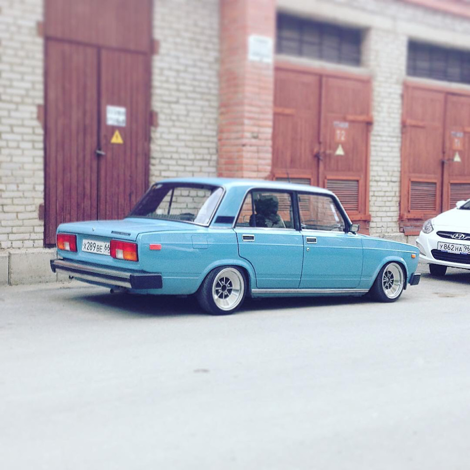 Lada 2105 stance