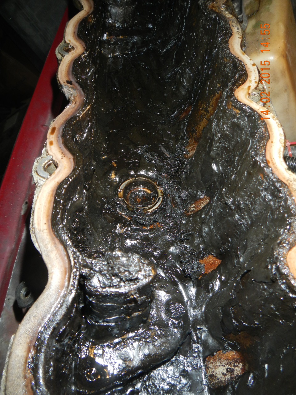 Затвердевшие масла. Выгорело масло в двигателе. Машинное масло черное. Грязное масло в двигателе. Выгорело масло в двигателе.