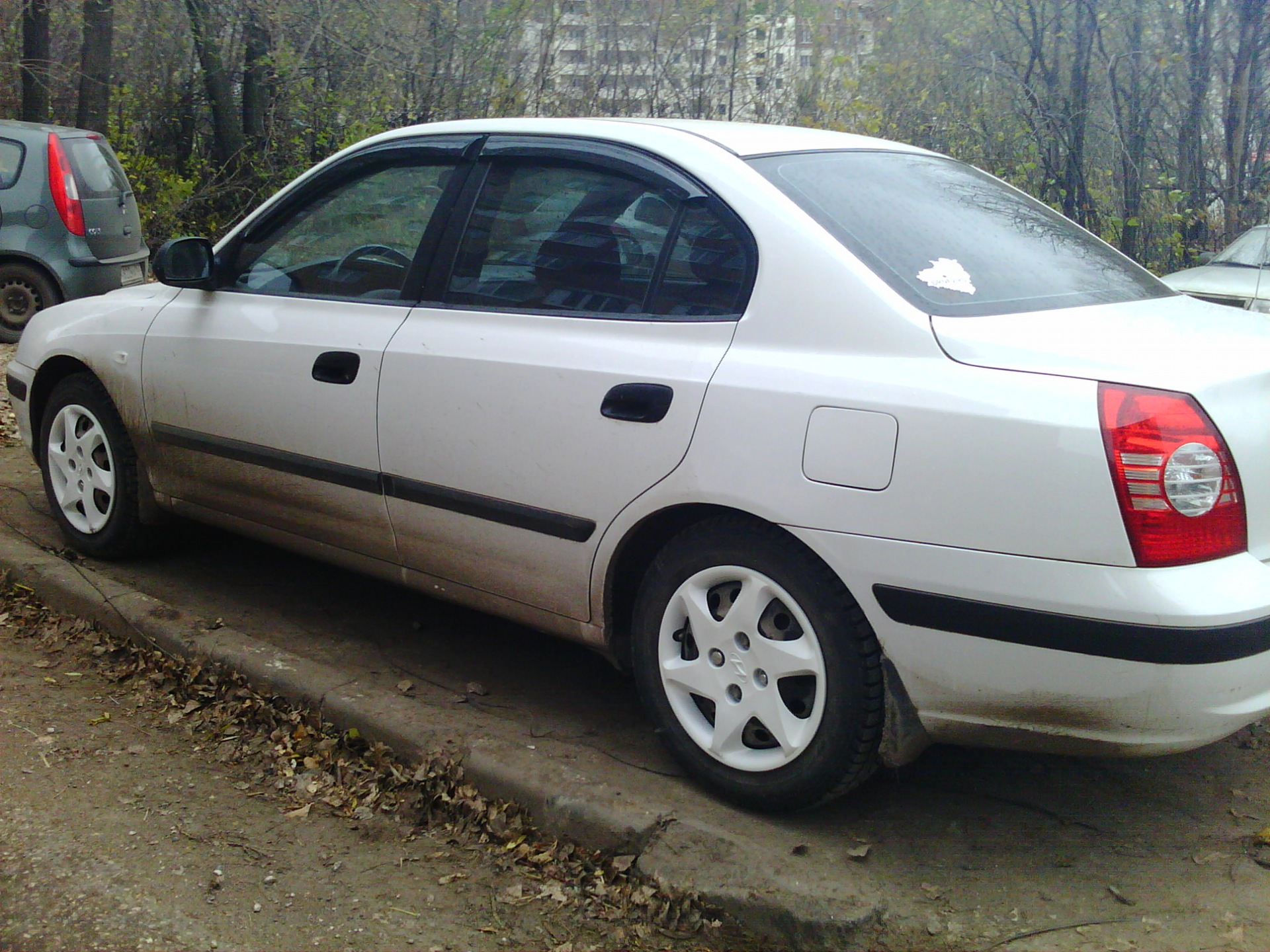 Колпаки в белый — Hyundai Elantra (3G), 1,6 л, 2004 года | колёсные диски |  DRIVE2