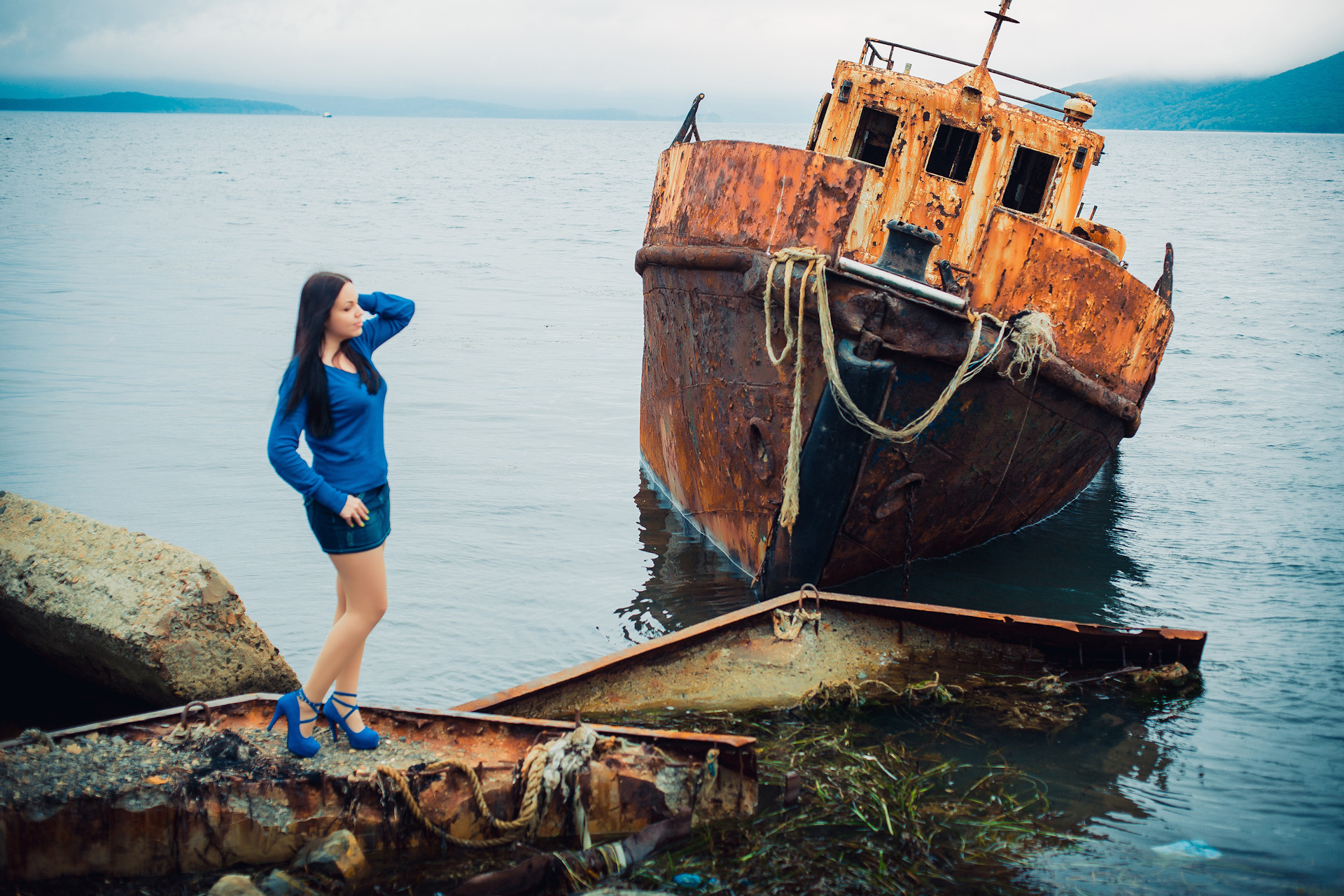прочитайте. грузовая баржа 400т. баржа в 10. баржа прошла по течению реки. уши этажи брюки баржи лишнее.