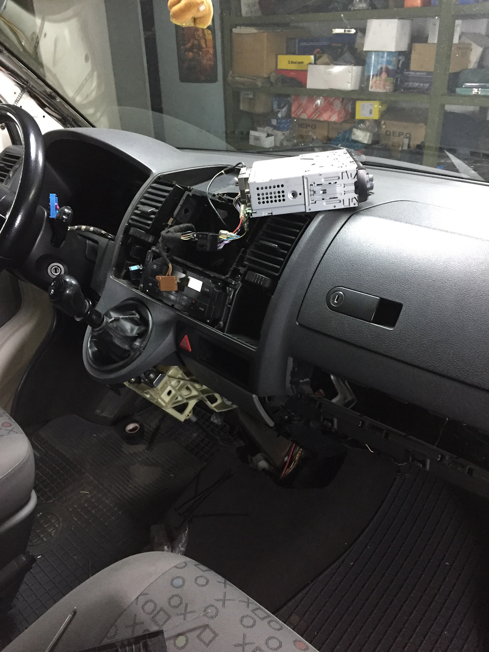 Выводим музику назад — Volkswagen Transporter T5