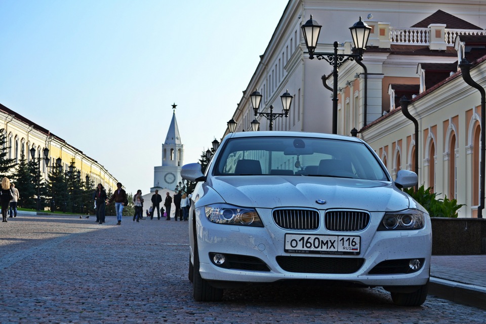 Автомобили в казани. БМВ 5 белая 716 Казань. Казань БМВ 5. Казань автомобили+Кремль. Кремль Казань машина.