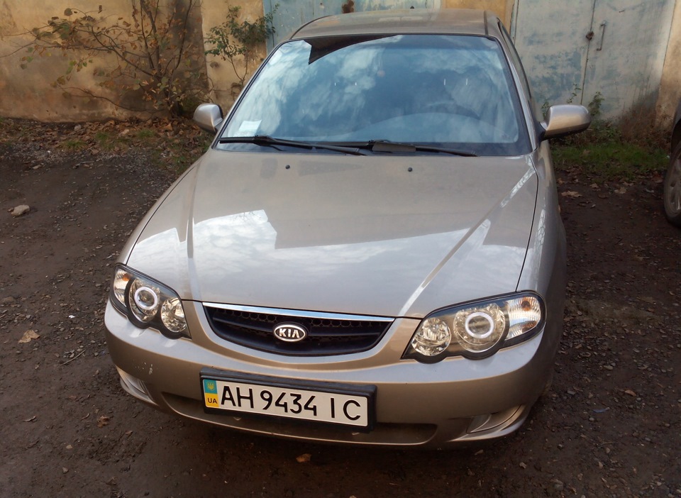 эмблемка - KIA Shuma II, 1,6 л, 2003 года аксессуары DRIVE2