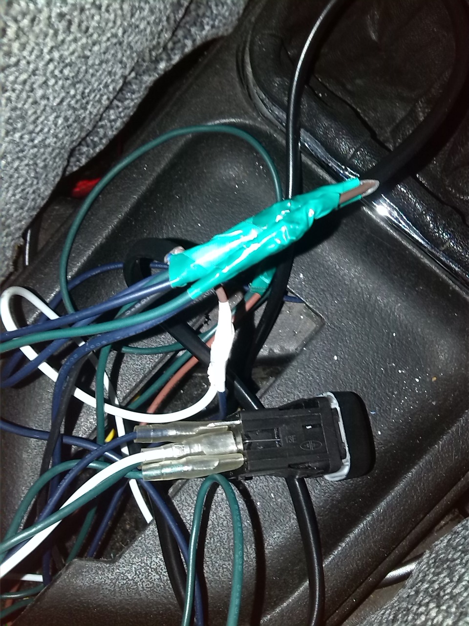 Установил подогрев сидений. — Lada 2114, 1,5 л., 2002 года ...