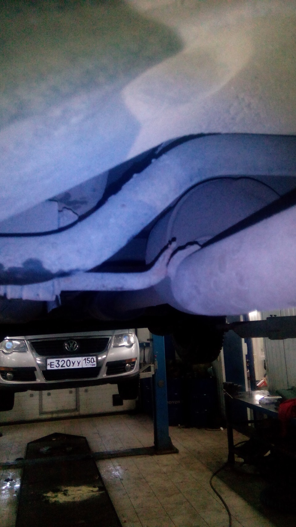 Отвалилось крепление глушителя — Renault Logan (1G), 1,6 л, 2009 года ...