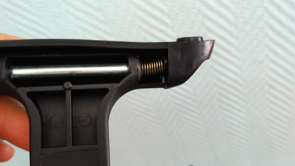 Возвратная пружинка — Skoda Octavia A7 Mk3