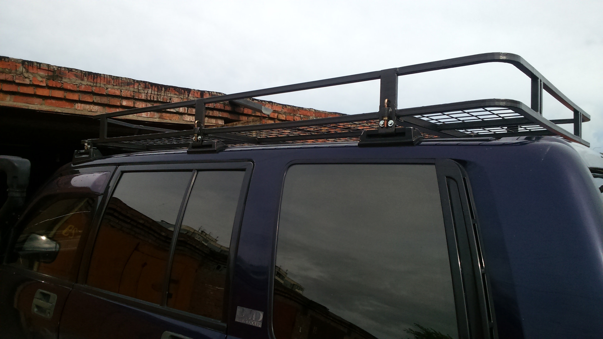 Рейлинги исузу бигхорн. Isuzu trooper багажник. Багажник на крышу исузу бигхорн. Багажник на крышу isuzu bighorn. Багажник исузу бигхорн.