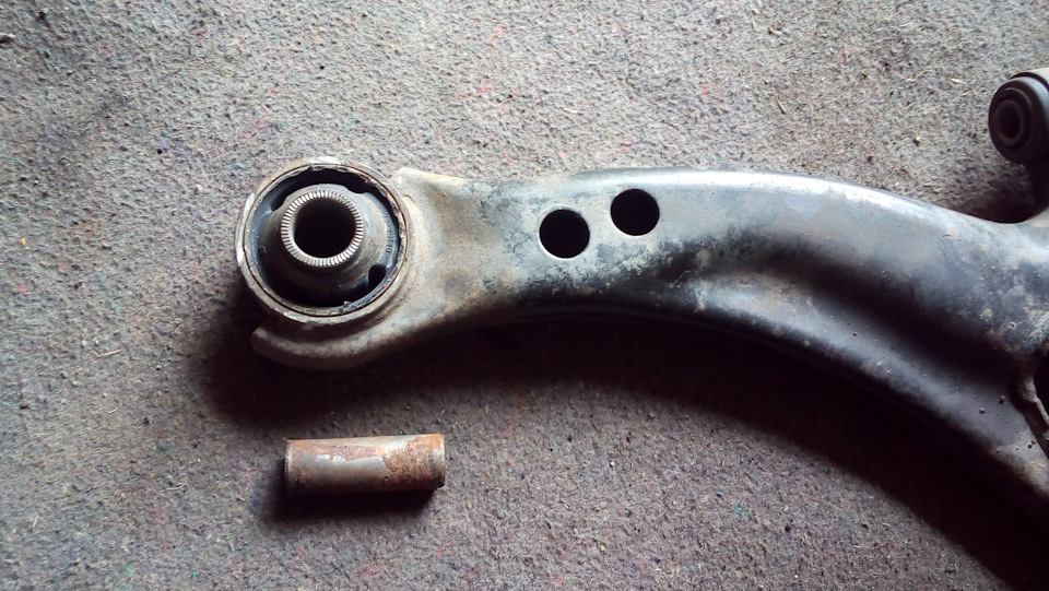 втулка от заднего сайлета продольной тяги — Toyota Carina E