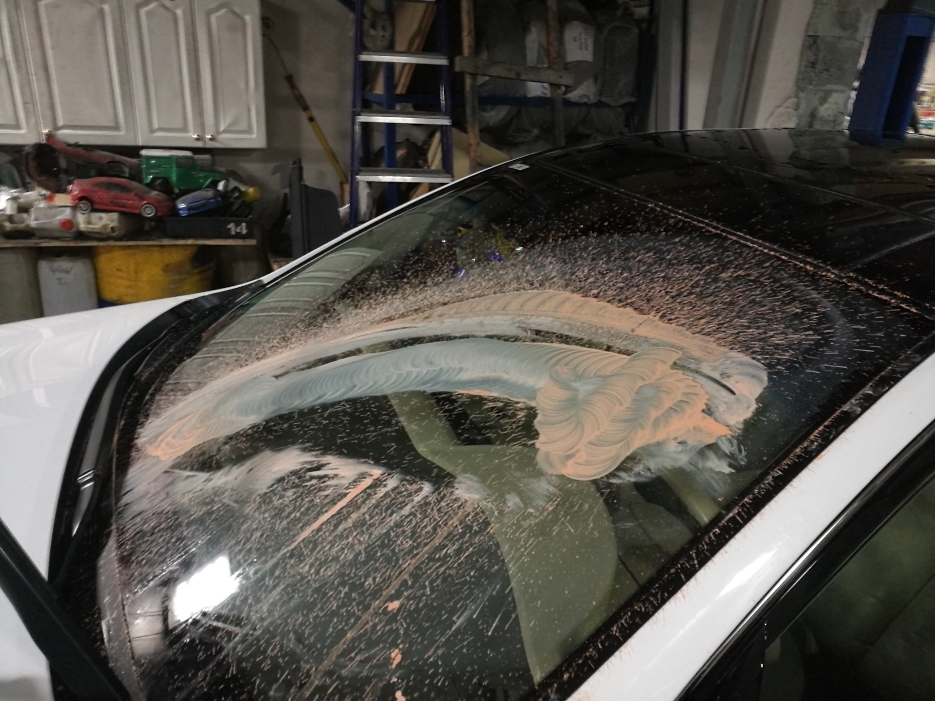 Как убрать царапины на лобовом стекле автомобиля