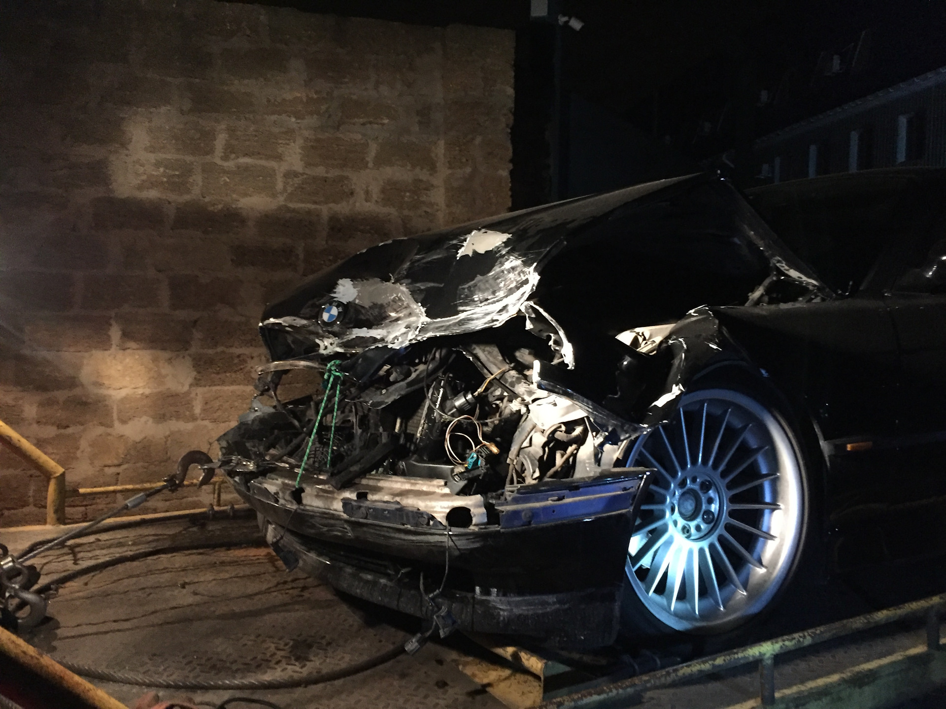 Bmw i8 разбитая. Разбитая bmw e60. Разбитая бмв м8. Bmw m5 e60 crash. Настанет час мечты бмв разбитая.